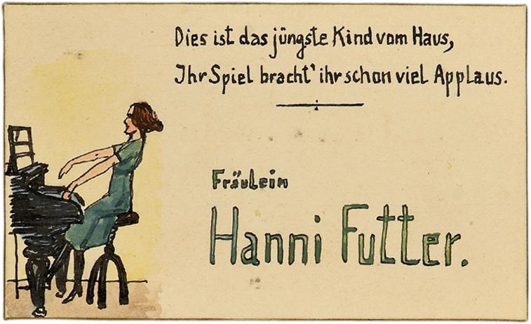 Tischkarte von Hanni Futter. Links neben dem Text ist Hanni Futter am Klavier abgebildet. »Das ist das jüngste Kind vom Haus, Ihr Spiel bracht' ihr schon viel Applaus.« 