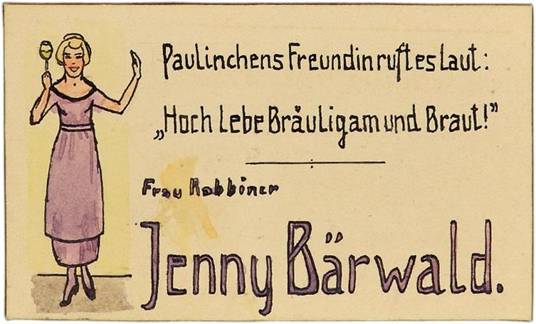 Tischkarte von Jenny Baerwald. In einem festlichen Kleid und mit einem Sektglas in der Hand ist Jenny Baerwald abgebildet. Der Text links daneben lautet »Paulinchens Freundin ruft es laut: Hoch lebe Bräutigam und Braut!«