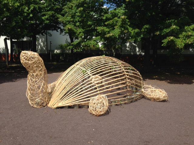 Eine Schildkröte gefertigt aus Bambus und Weiden