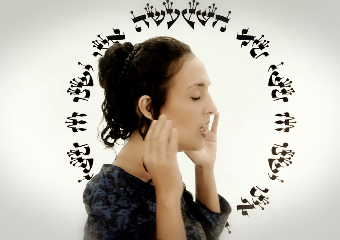 Ein Frauengesicht im Profil vor einem Kreis aus Schriftzeichen