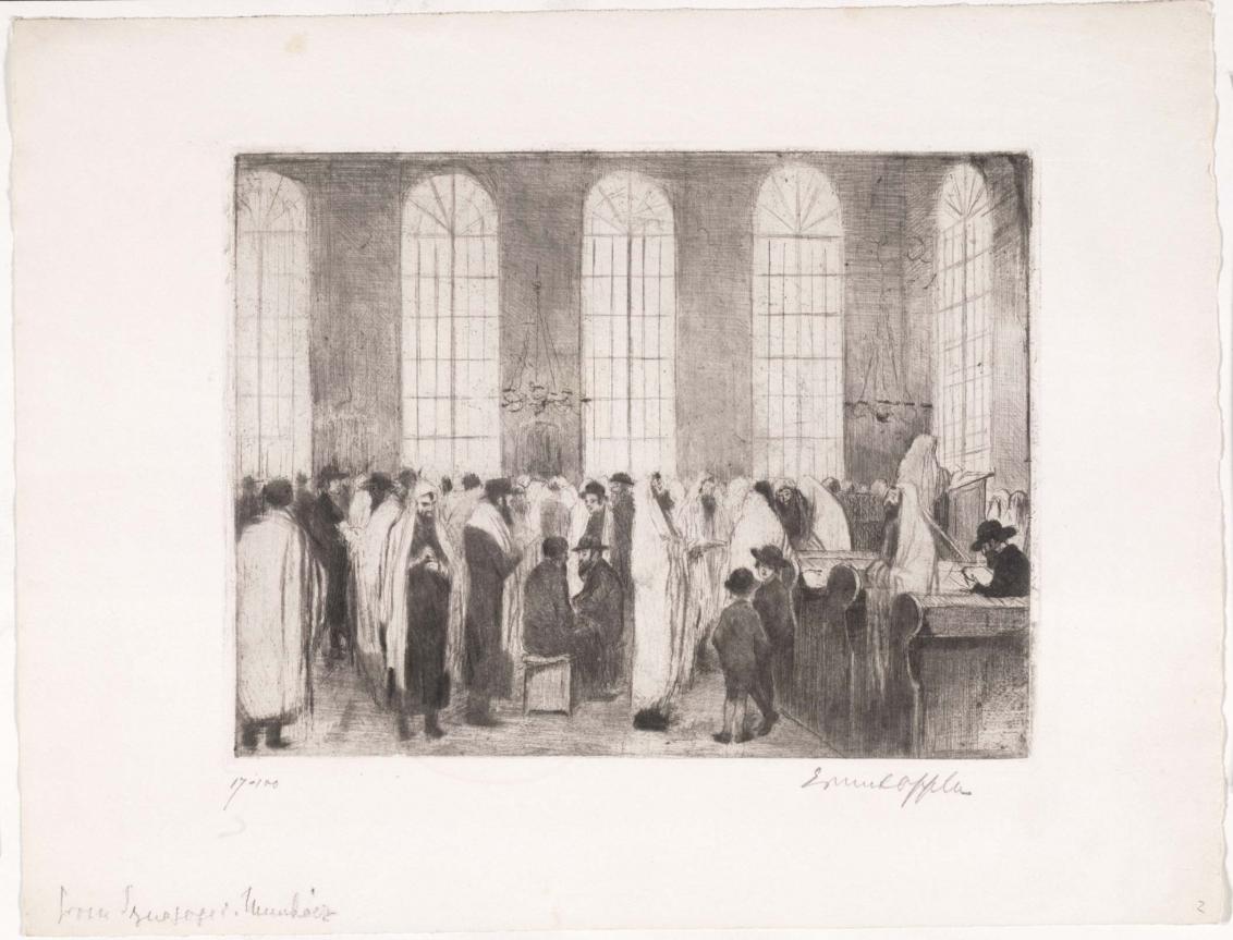 Die Radierung zeigt eine große Gruppe größtenteils im Stehen betender Männer in Gebetskleidung in einer hohen lichten Synagoge mit Orangeriefenstern