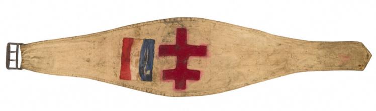 Armbinde mit der französischen Flagge und einem roten Lothringer Kreuz.