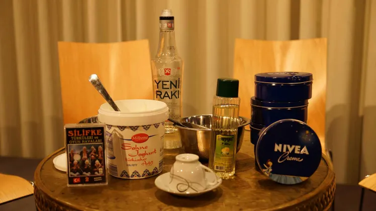 verschiedene Produkte auf einem Tisch (türkischer Joghurt, Nivea-Creme, Yeni Raki u.a.)