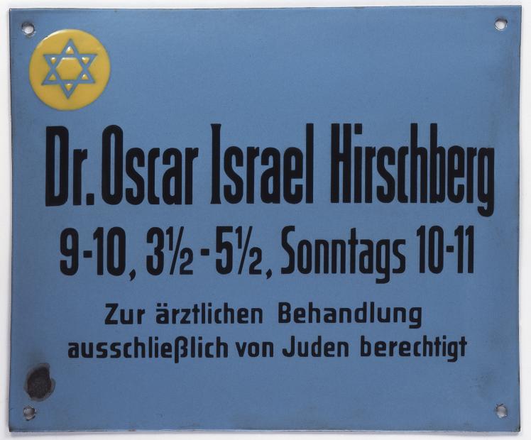 Hellblaues Praxisschild mit gelbem Davidstern von Dr. Hirschberg