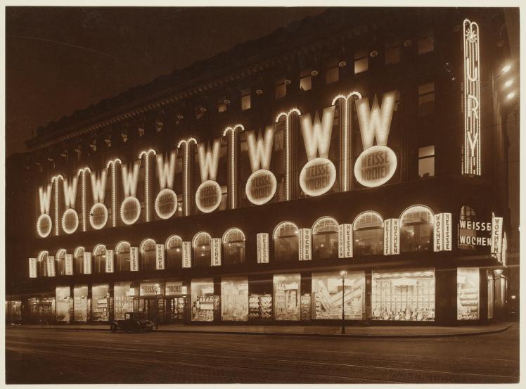 Schwarz-Weiß Fotografie des Warenhauses bei Nacht