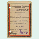 Kleines hochformatige Karte, auf der Vorderseite sind Name, Adresse und Parteimitgliedsnummer eingetragen. Die Rückseite ist mit Beitragsmarken beklebt, die das Bild des Reichskanzlers Bismarcks zeigen.