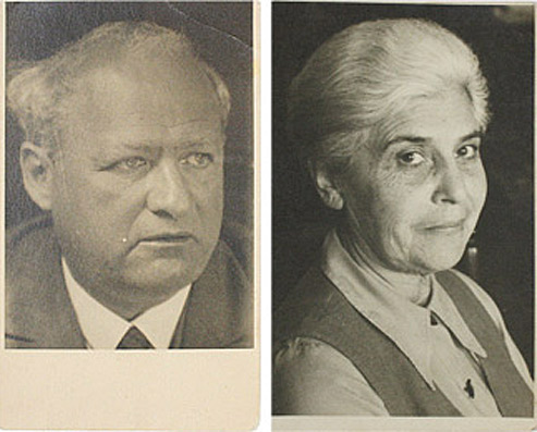 Die linke Fotografie zeigt ein Porträt eines älteren Mannes mit schütterem Haar und hellen Augen, die rechte Fotografie eine ältere Frau mit weißen, akkurat frisierten Haaren