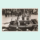 Schwarzweißfoto im Querformat, das ein Auto mit offenem Verdeck zeigt, in dem Hindenburg und Hitler und uniformierte Begleiter sitzen. Im Hintergrund Menschen in Zivil und Uniform, die Arme zum Hitlergruß erhoben. An der rechten Seite des Autos sind zwei Fotografen zu sehen