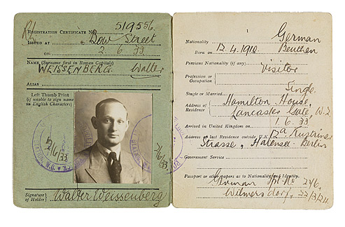 Handschriftlich ausgefülltes Ausweisdokument mit Passfoto und Stempeln