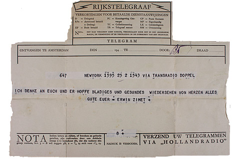 Telegramm-Formular der niederländischen Telegrafenanstalt, auf dem Papierstreifen mit dem Nachrichtentext aufgeklebt sind. Das Blatt hat eine eigentümliche Form, die zu einem Umschlag zusammengefaltet war.