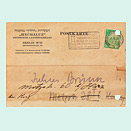 Schlichte Postkarte mit Adressen des Absenders und des Empfängers, versehen mit Briefmarke und Stempel.