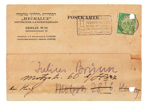 Schlichte Postkarte mit Adressen des Absenders und des Empfängers, versehen mit Briefmarke und Stempel.