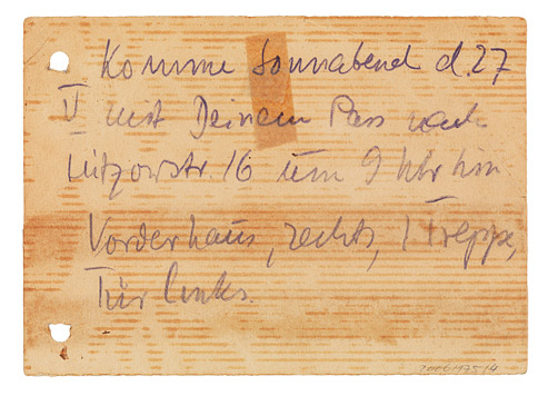 Schlichte Postkarte mit Adressen des Absenders und des Empfängers, versehen mit Briefmarke und Stempel.