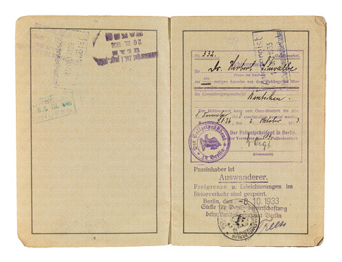 Aufgeschlagenes Passdokument mit handschriftlichen Eintragungen und Stempeln