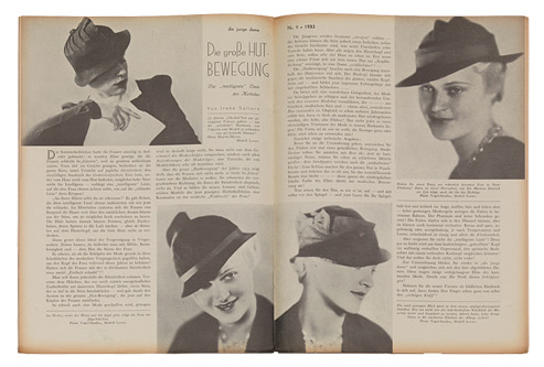 Doppelseite mit einem längeren Artikel, illustriert mit vier Modefotos, die verschiedene Hutmodelle zeigen