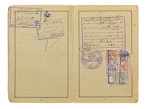 Aufgeschlagenes Passdokument mit handschriftlichen Eintragungen, Klebemarken und Stempeln