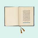 Aufgeschlagenes Buch, Büttenpapier mit kalligrafisch gestaltetem Widmungstext auf der rechten Seite