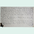 Handschriftlich beschriebenes Blatt Papier im Querformat, mit Knicken und Flecken