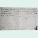 Handschriftlich beschriebenes Blatt Papier im Querformat, mit Knicken und Flecken