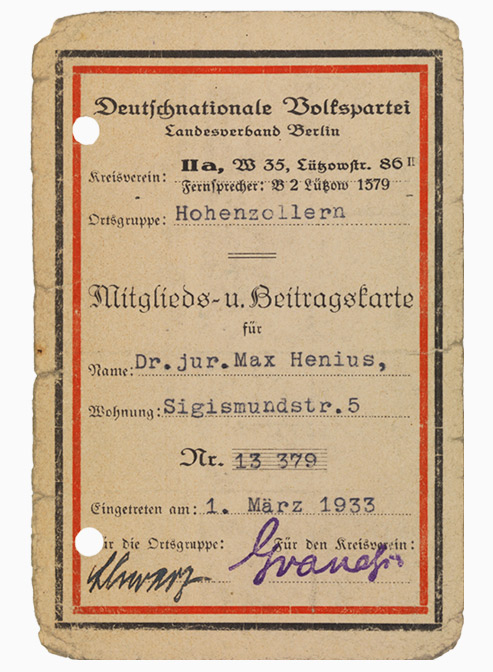 Small vertical-format card with the member‘s name, address and party membership number entered on the front. Contribution stamps featuring a portrait of Chancellor Bismarck have been glued on the back.