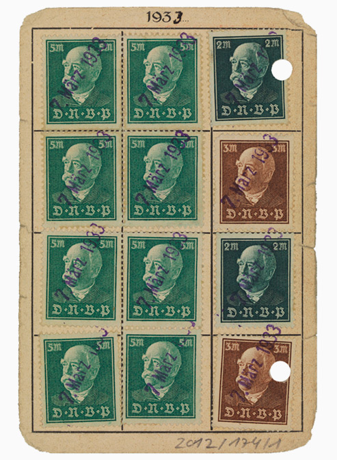 Small vertical-format card with the member‘s name, address and party membership number entered on the front. Contribution stamps featuring a portrait of Chancellor Bismarck have been glued on the back.