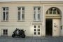 Fassade mit Motorroller im Vordergrund