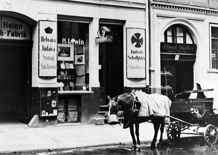 Historisches Foto: Ladengeschäft von außen mit Pferdewagen davor