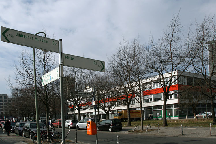 Straßenansicht mit Straßenschildern