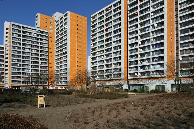 Hochhäuser im Hintergrund, im Vordergrund ein Mülleimer