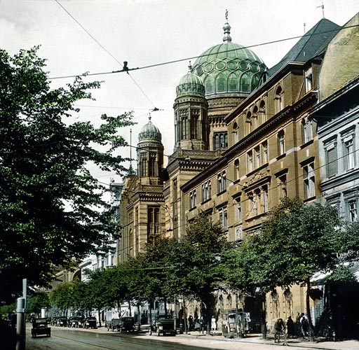 koloriertes historisches Foto mit Straßenansicht und Synagoge