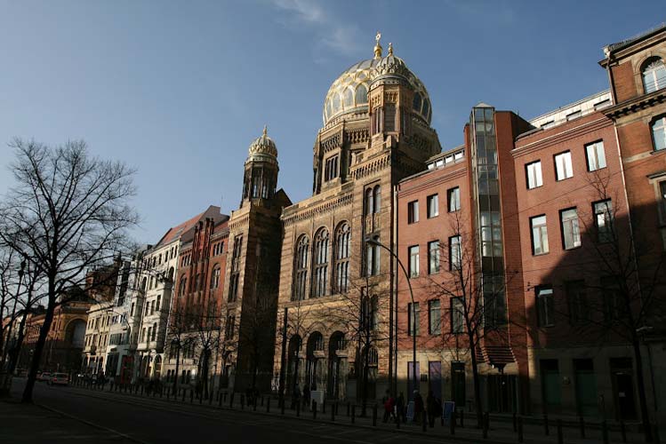 Straßenansicht mit der Synagoge und Bäumen