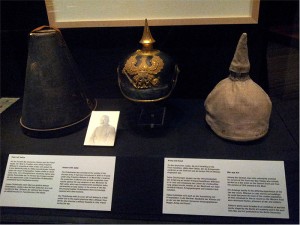 Dr Max Litthauer's Pickelhaube (spiked helmet) with camouflage covering and hatbox, 1914–1918. Donated by Bart Ullstein, Photo: Friedrun Portele-Ayanbe