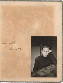 In ein Buch geklebtes Foto eines jungen Mannes, der direkt in die Kamera schaut, daneben die handschriftliche Widmung »Für Klaus von Kurt«.