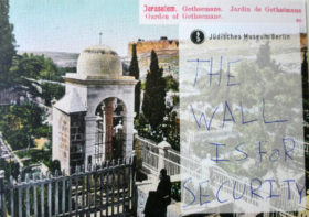 Postkarte mit der Aufschrift "The wall is for security"