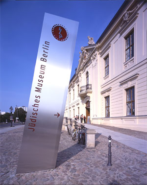 Eingang zum Jüdischen Museum Berlin - © Jüdisches Museum Berlin