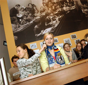 Guided tour for school class in the Jewish Museum Berlin 