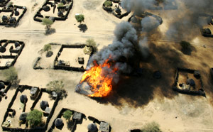 Das Dorf Um Zeifa nach einem Angriff durch die Janjaweed-Milizen, Darfur 2005 - © Brian Steidle, 2005