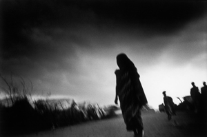 Flüchtling in einem Lager in Kass (Süd-Darfur) bei Einsetzen eines Regenschauers. Sudan, 2004 - copy; Paolo Pellegrin/Magnum Photos, 2004