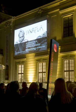 »Vor den Augen der Welt. Projektion von Fotografien aus Darfur« auf der Fassade des Museumsaltbaus - © Jüdisches Museum Berlin, Foto: Thomas Bruns