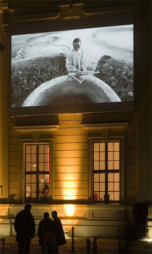 »Vor den Augen der Welt. Projektion von Fotografien aus Darfur« auf der Fassade des Museumsaltbaus - © Jüdisches Museum Berlin, Foto: Thomas Bruns