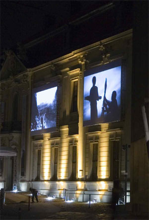 »Vor den Augen der Welt. Projektion von Fotografien aus Darfur« auf der Fassade des Museumsaltbaus - © Jüdisches Museum Berlin, Foto: Thomas Bruns