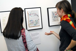 Schüler in der Ausstellung »Vom Krieg gezeichnet«