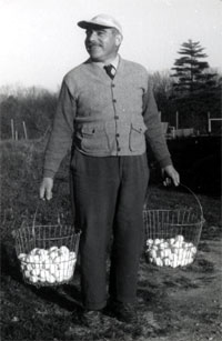 Otto Neumann auf seiner Hühnerfarm, ca. 1945