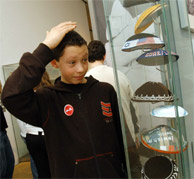 Junger Besucher vor der Kippot-Vitrine