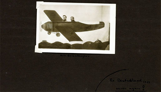 Max Halberstädter (links) mit einem Freund in einer Flugzeugkulisse