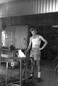 Andreas Meyer in der Schlosserei J. und A. Meyer, die er gemeinsam mit seinem Bruder Justus in Nahariya eröffnete. Israel, um 1938