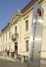 Jüdisches Museum Berlin, Blick auf den Altbau und die Eingangstür - © Jüdisches Museum Berlin