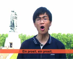Ein prosit, ein prosit Singender Mann
