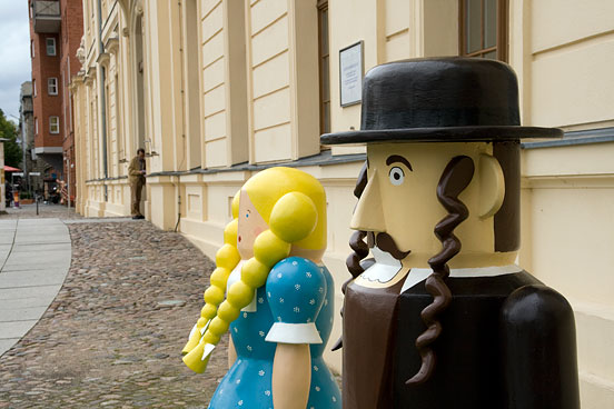 Die Figuren Herschel und Gretel vor dem Eingang des Jüdischen Museums