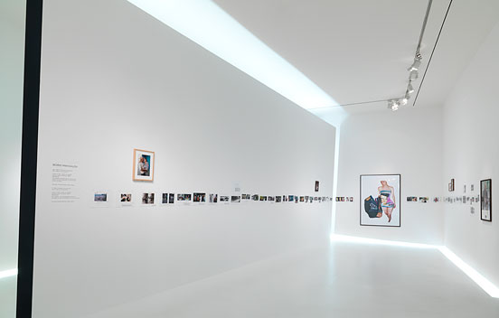 Die Bilder des Künstlers an den Wänden eines Ausstellungsraumes
